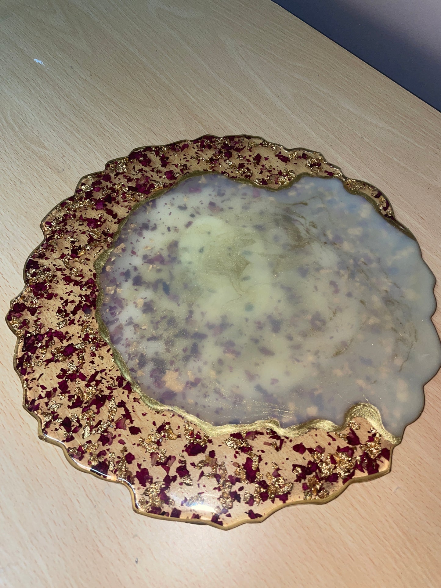 Clear, cream and gold, with rose petals and gold flakes - Round Resin Placemat