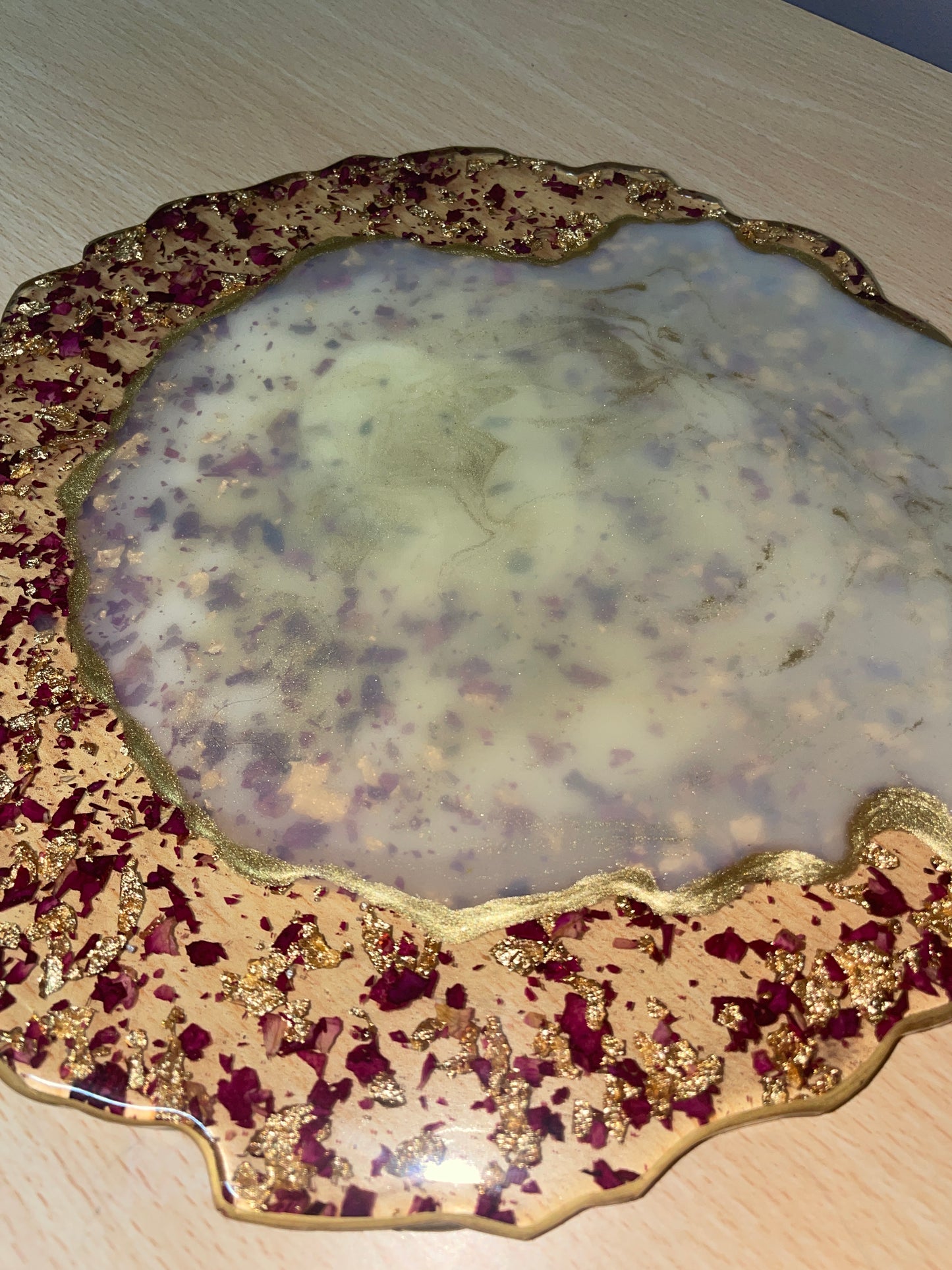 Clear, cream and gold, with rose petals and gold flakes - Round Resin Placemat