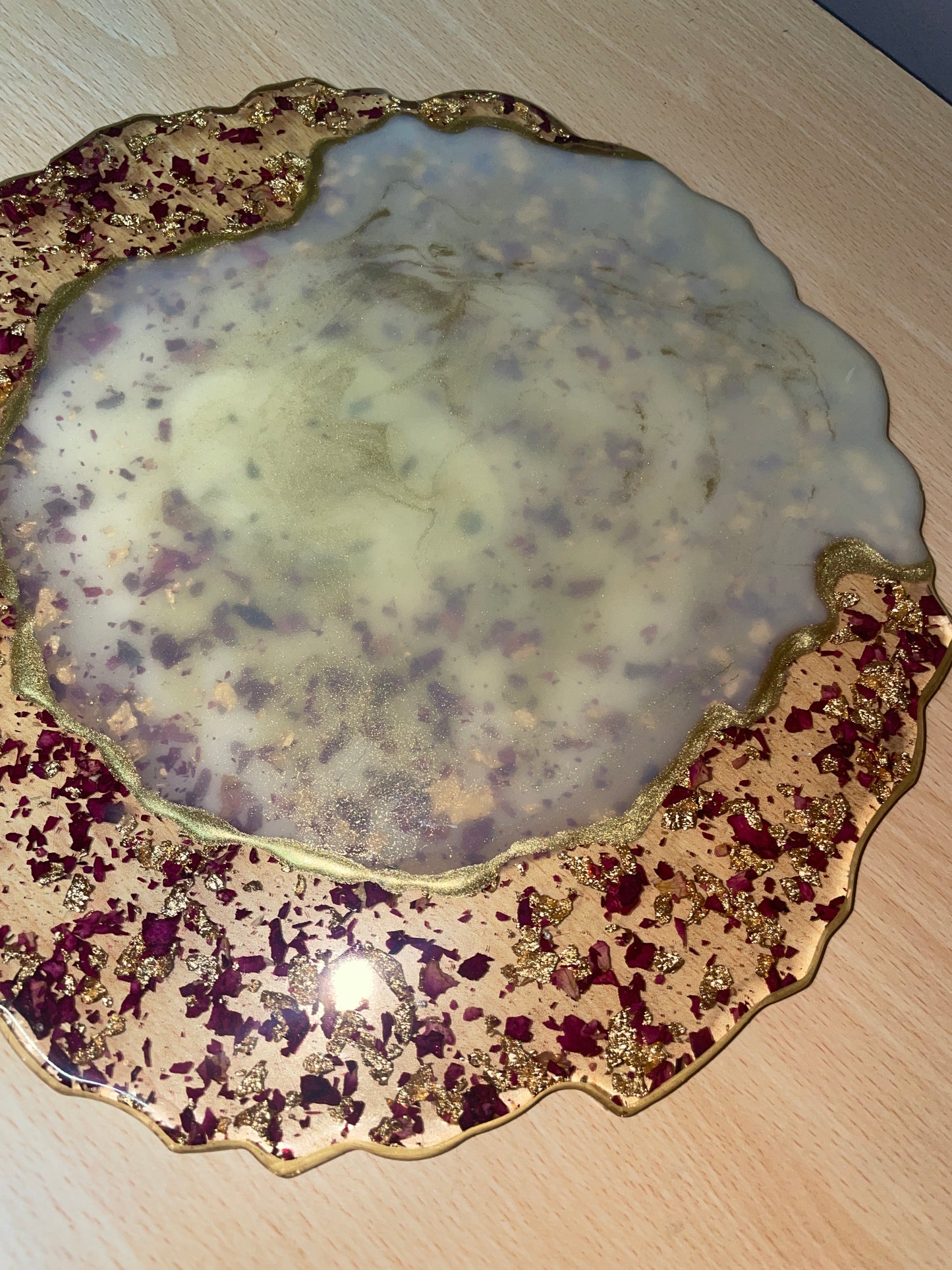 Clear, cream and gold, with rose petals and gold flakes - Round Resin Placemat