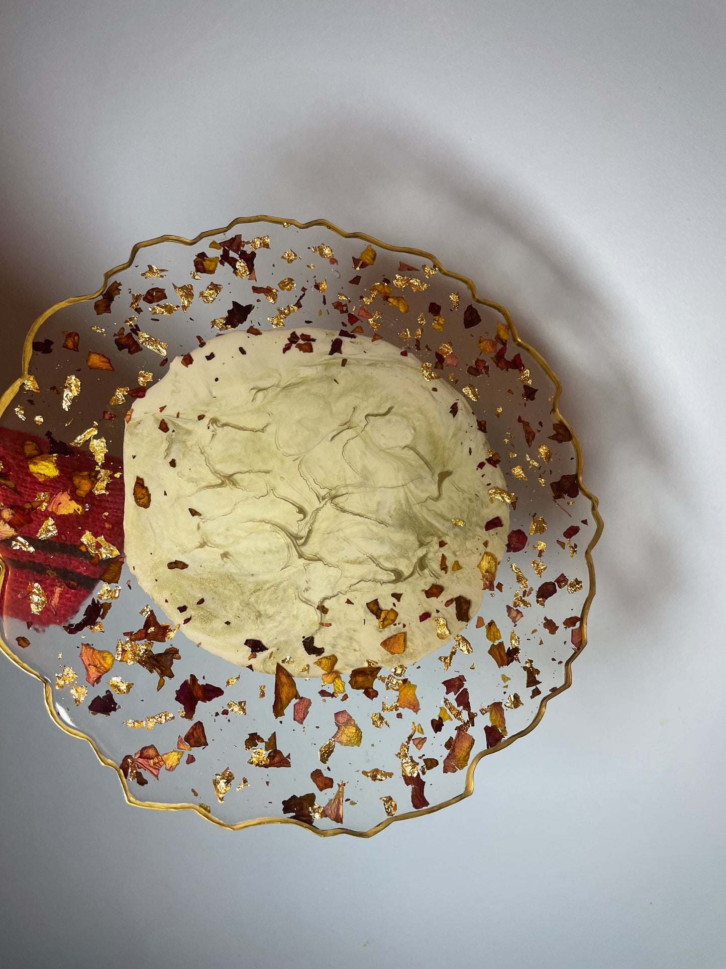 Cream, gold and clear, with rose petals and good flakes Irregular Round Pedestal Resin Cake Stand