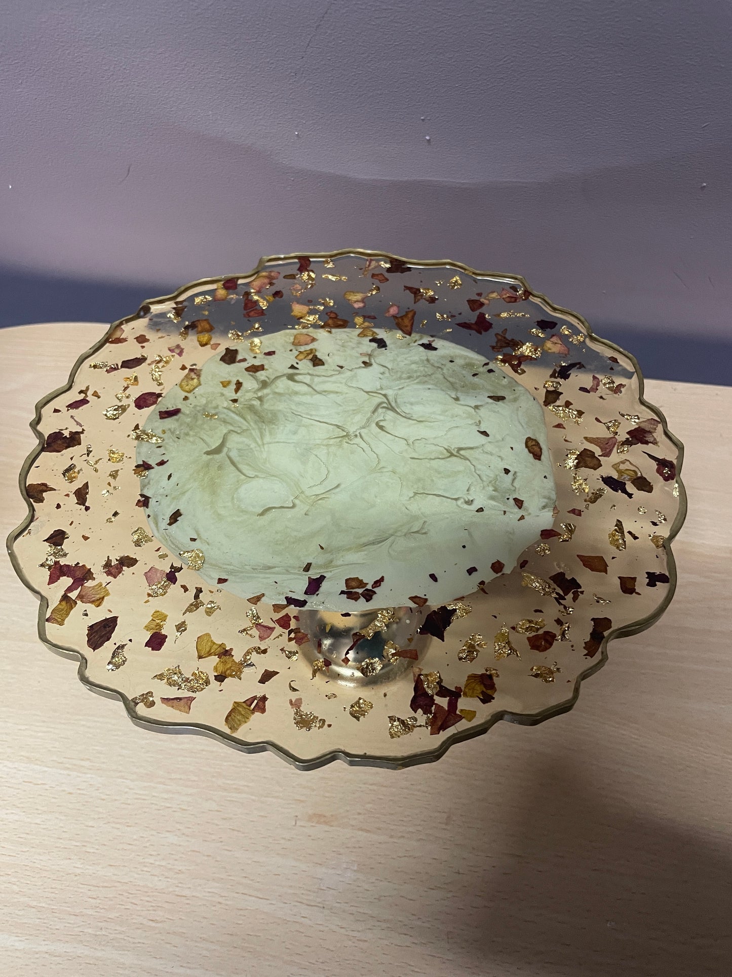 Cream, gold and clear, with rose petals and good flakes Irregular Round Pedestal Resin Cake Stand