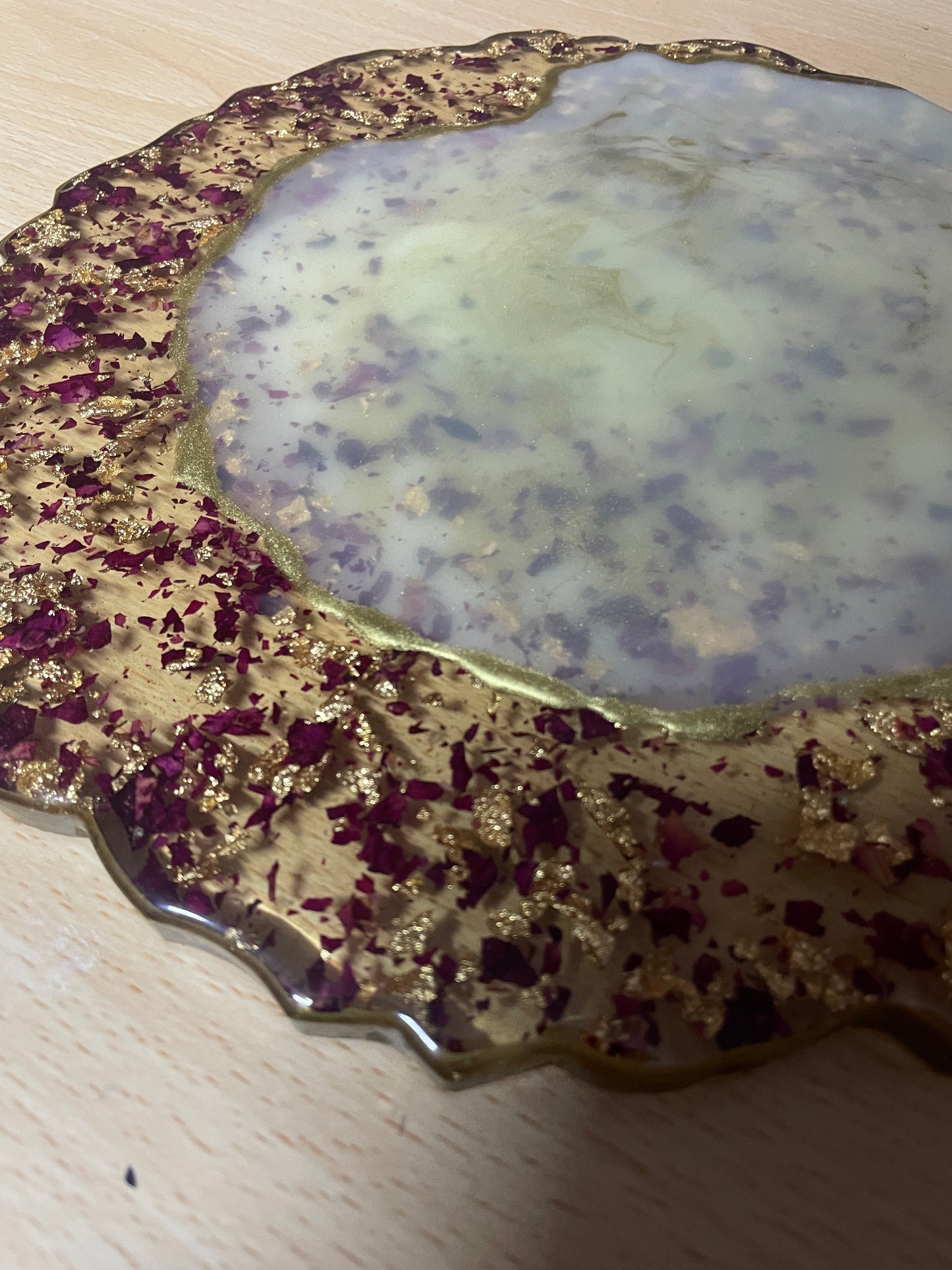 Clear, cream and gold, with rose petals and gold flakes - Round Resin Placemat