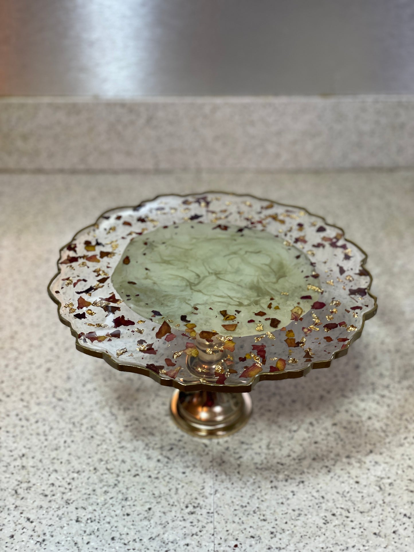 Cream, gold and clear, with rose petals and good flakes Irregular Round Pedestal Resin Cake Stand