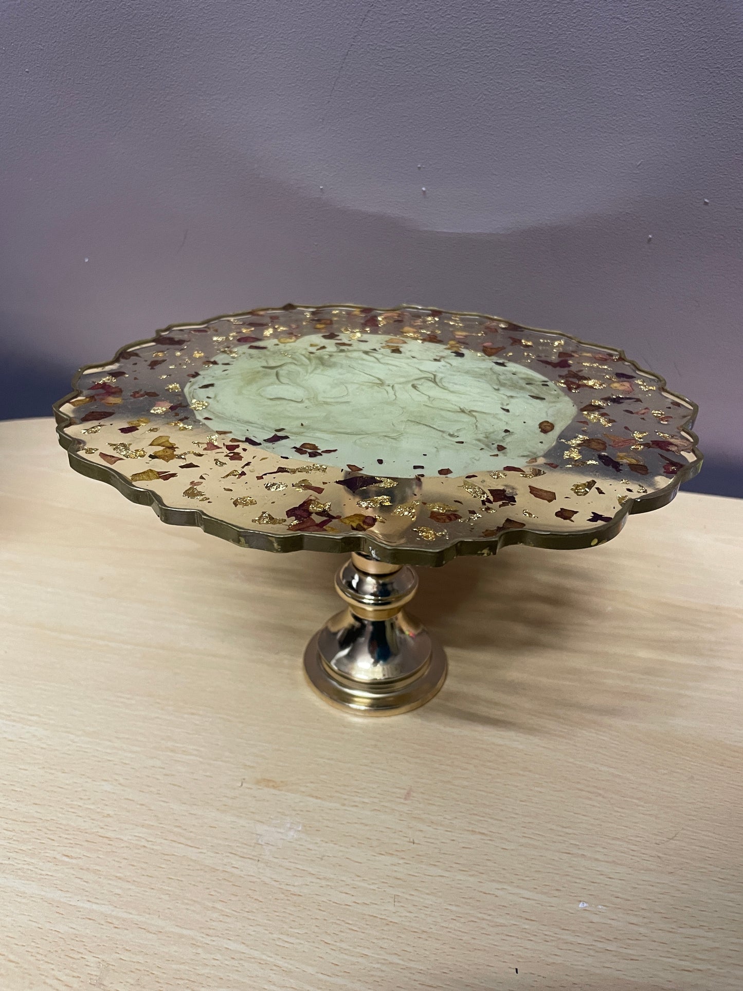 Cream, gold and clear, with rose petals and good flakes Irregular Round Pedestal Resin Cake Stand