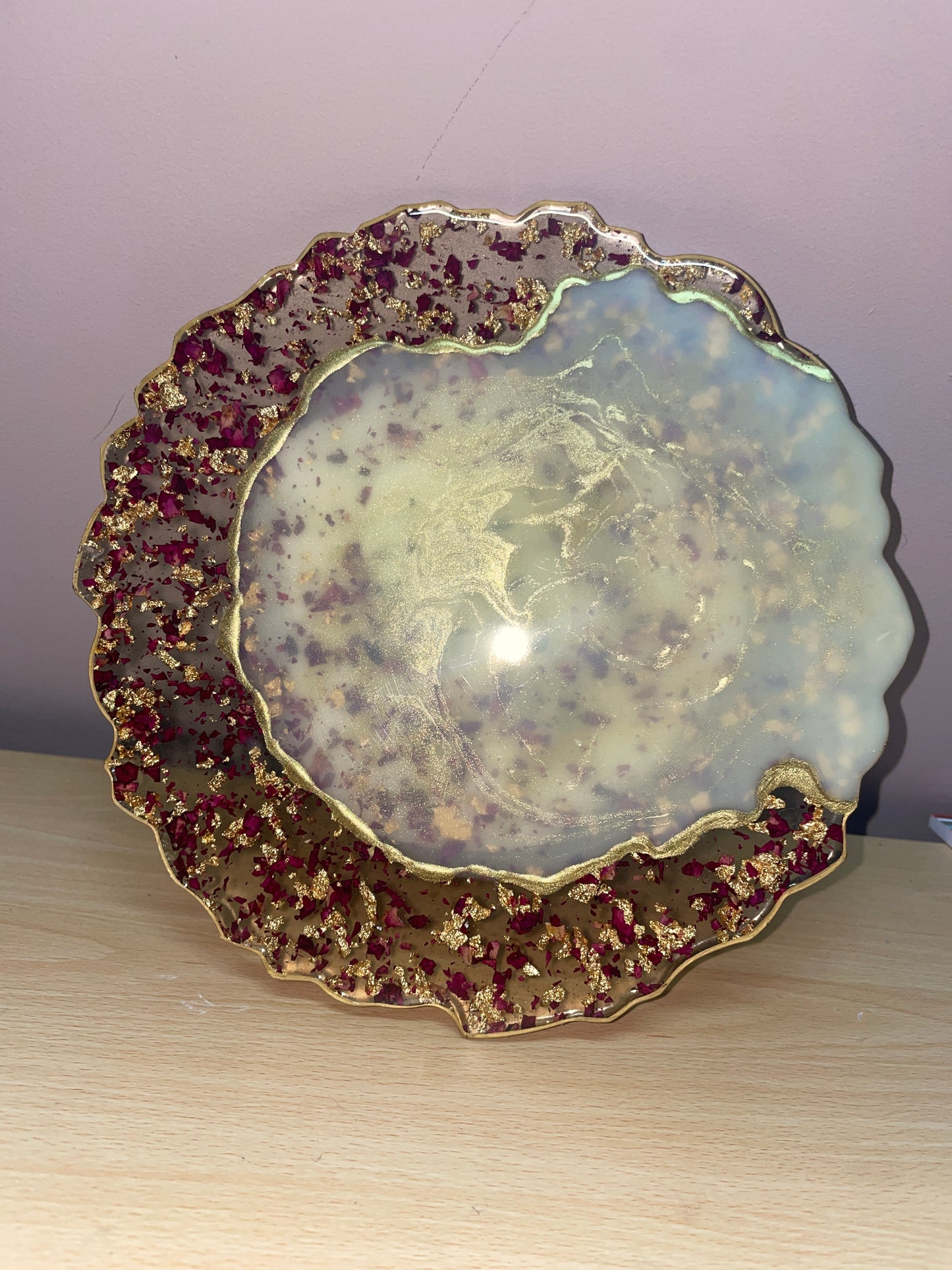 Clear, cream and gold, with rose petals and gold flakes - Round Resin Placemat