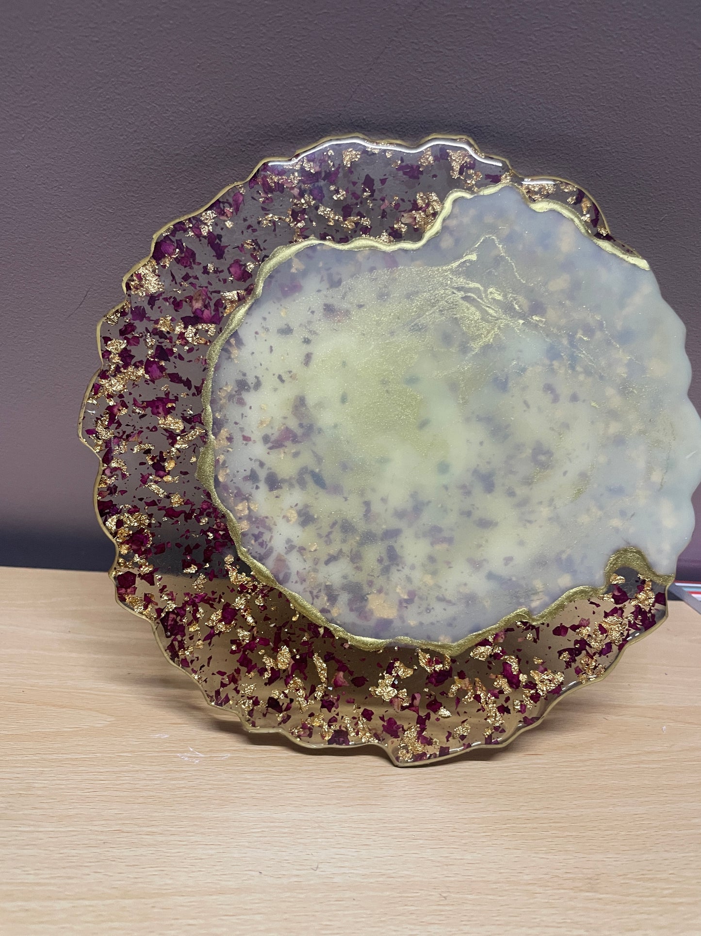 Clear, cream and gold, with rose petals and gold flakes - Round Resin Placemat