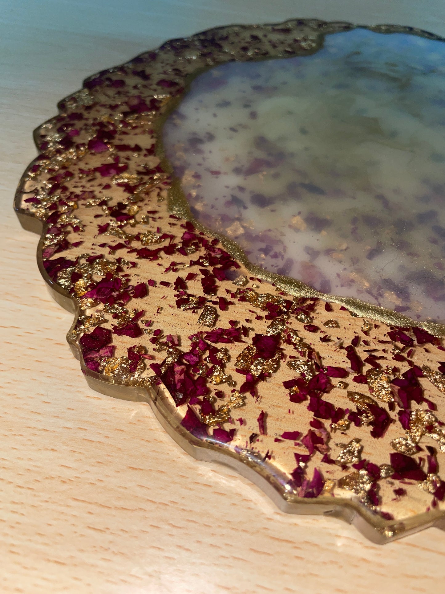 Clear, cream and gold, with rose petals and gold flakes - Round Resin Placemat