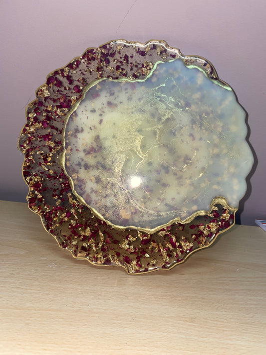 Clear, cream and gold, with rose petals and gold flakes - Round Resin Placemat