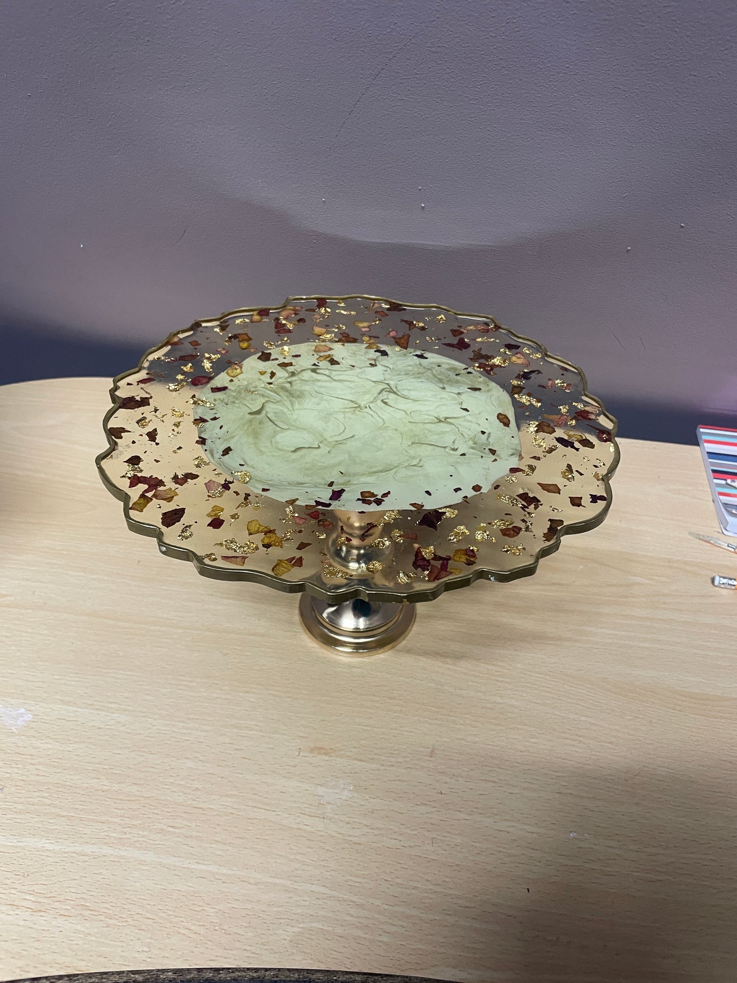 Cream, gold and clear, with rose petals and good flakes Irregular Round Pedestal Resin Cake Stand