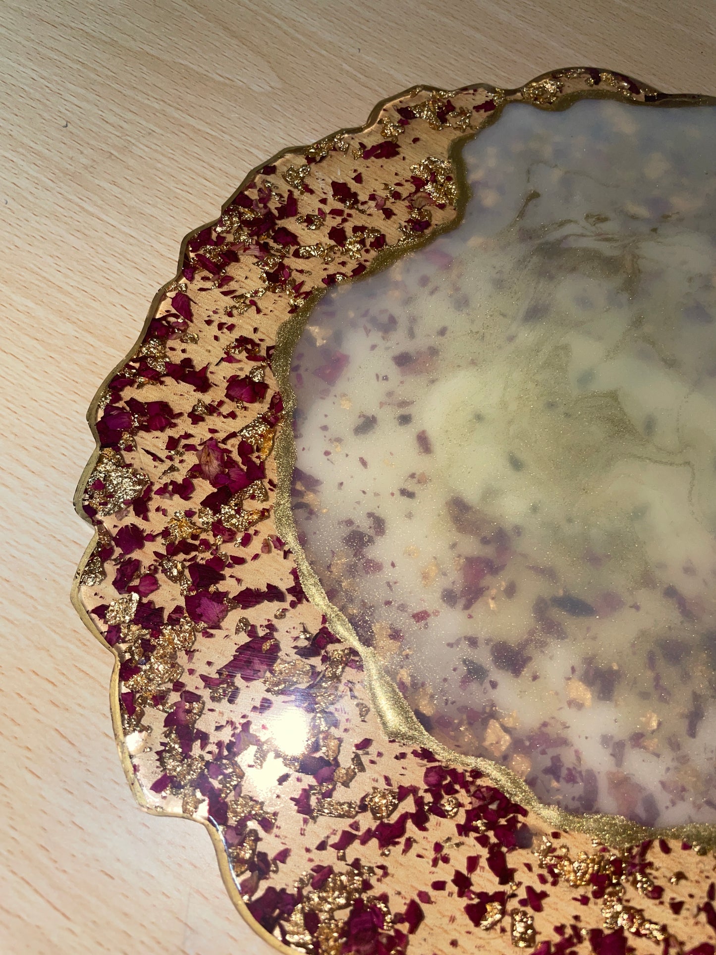 Clear, cream and gold, with rose petals and gold flakes - Round Resin Placemat