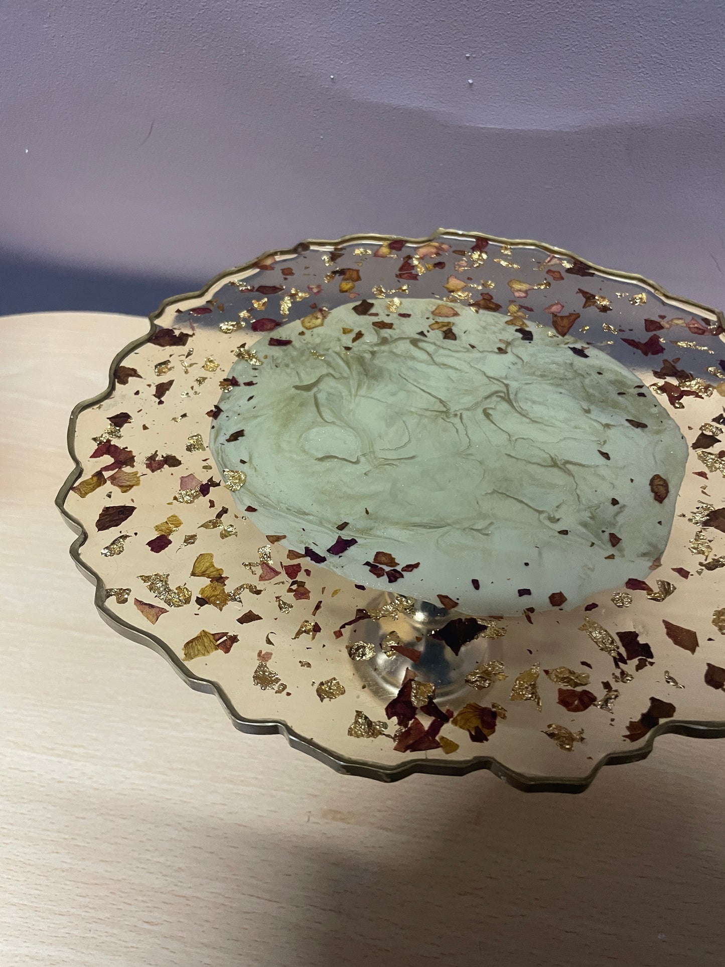 Cream, gold and clear, with rose petals and good flakes Irregular Round Pedestal Resin Cake Stand