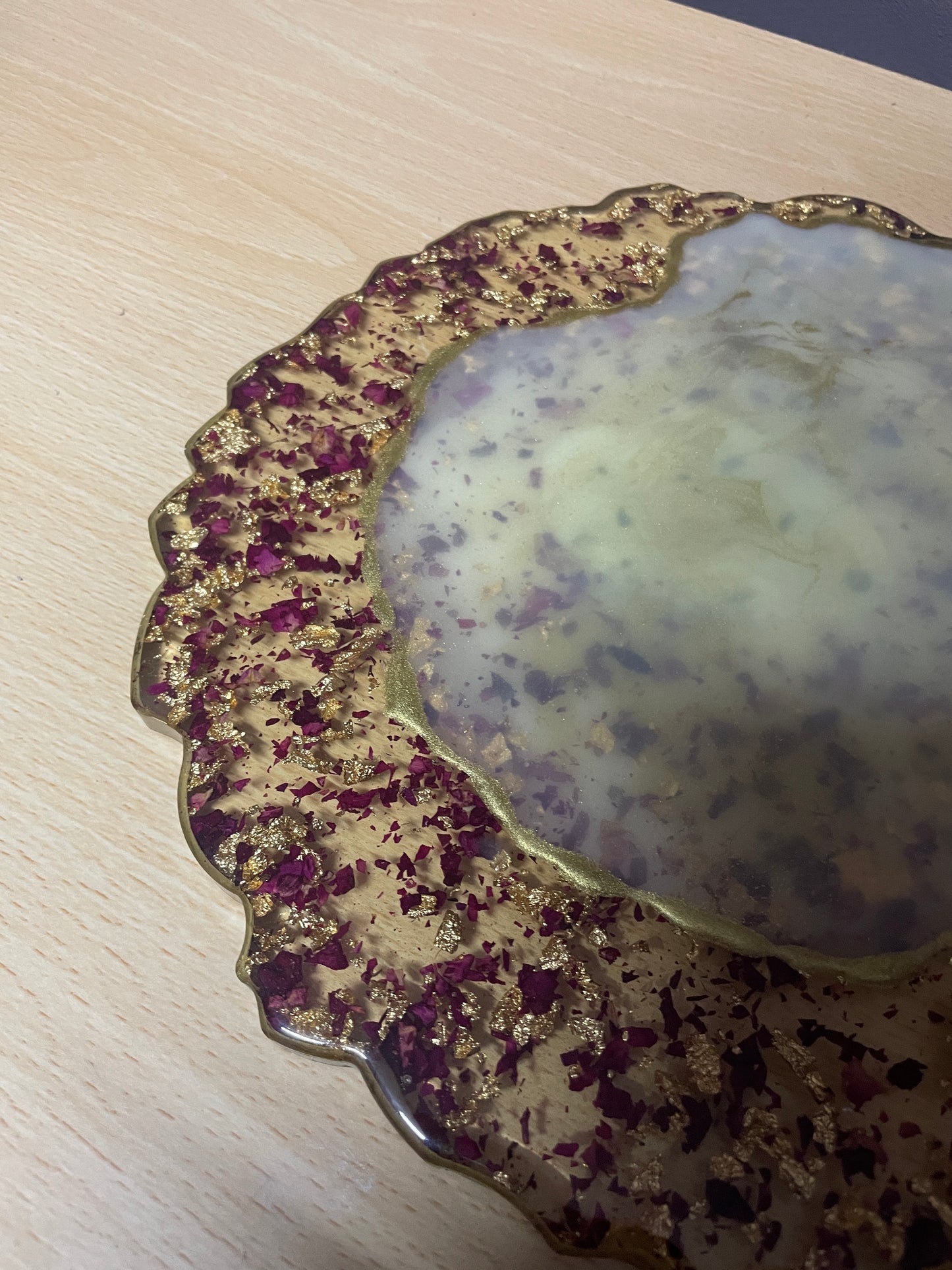 Clear, cream and gold, with rose petals and gold flakes - Round Resin Placemat