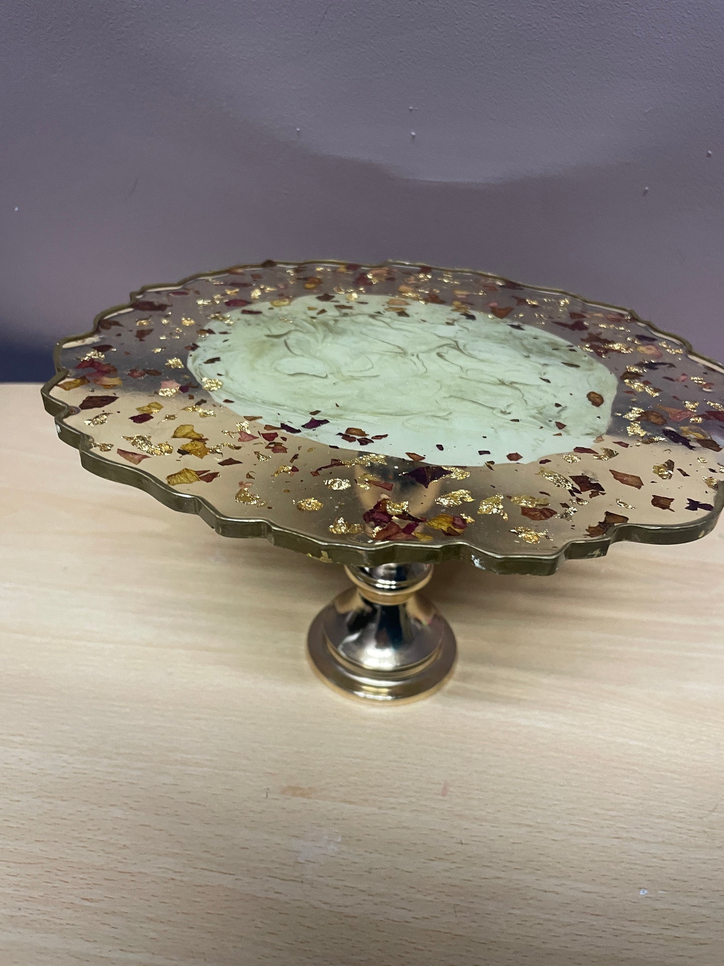 Cream, gold and clear, with rose petals and good flakes Irregular Round Pedestal Resin Cake Stand