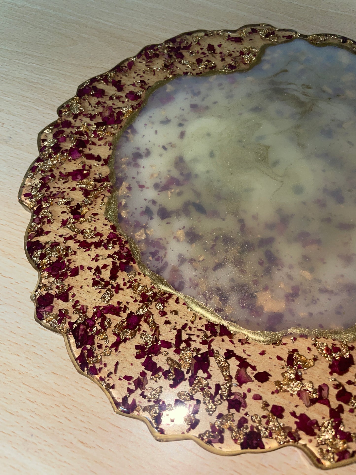 Clear, cream and gold, with rose petals and gold flakes - Round Resin Placemat