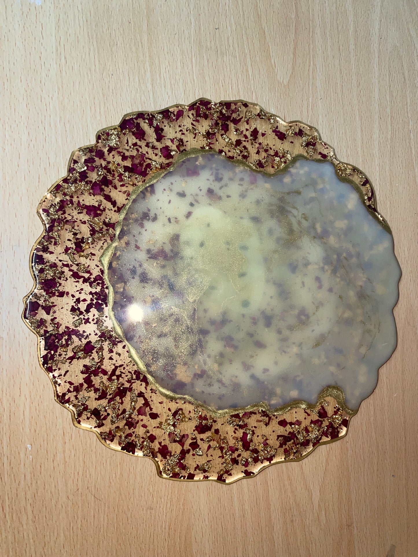 Clear, cream and gold, with rose petals and gold flakes - Round Resin Placemat