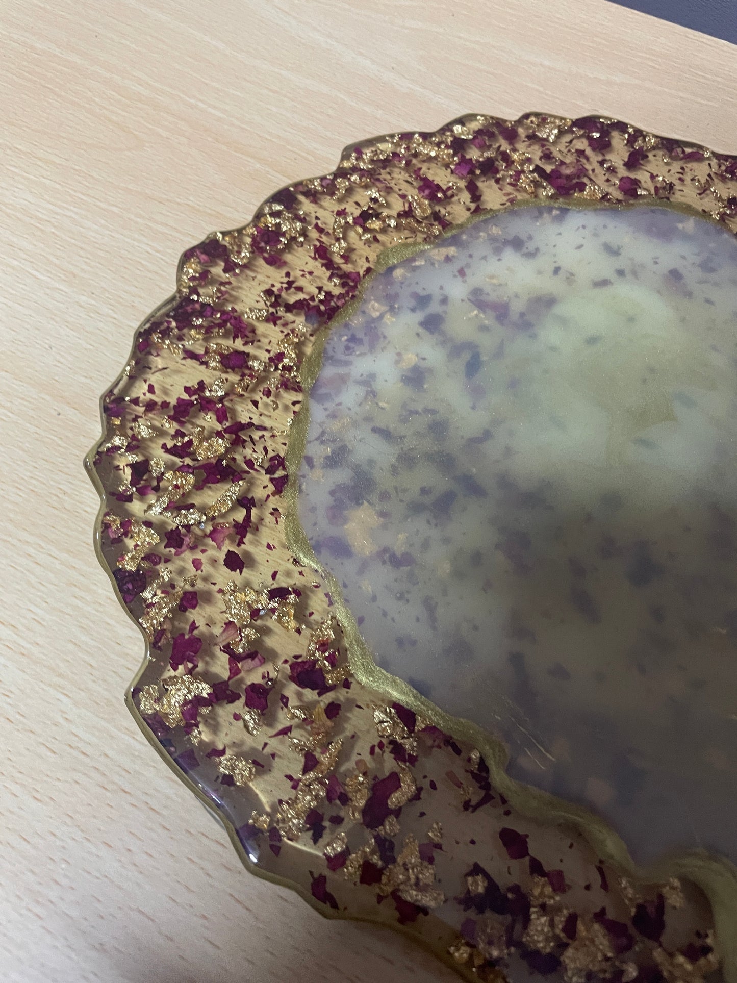 Clear, cream and gold, with rose petals and gold flakes - Round Resin Placemat