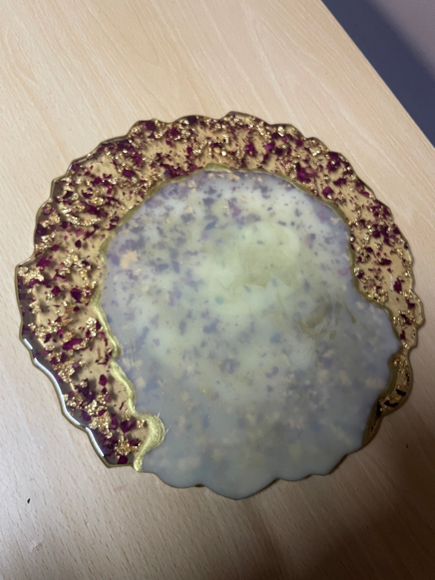 Clear, cream and gold, with rose petals and gold flakes - Round Resin Placemat