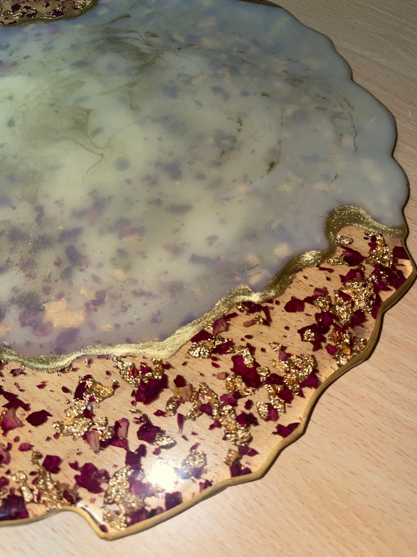 Clear, cream and gold, with rose petals and gold flakes - Round Resin Placemat