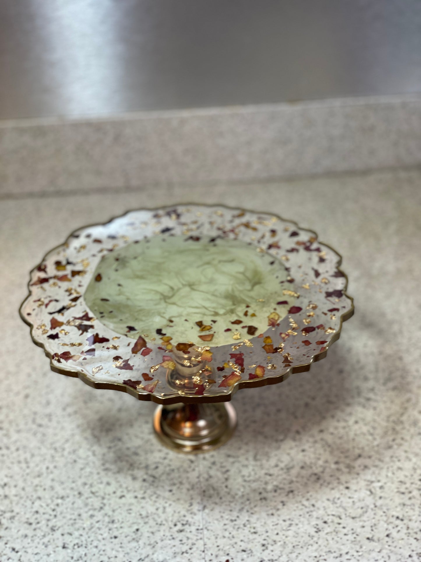 Cream, gold and clear, with rose petals and good flakes Irregular Round Pedestal Resin Cake Stand