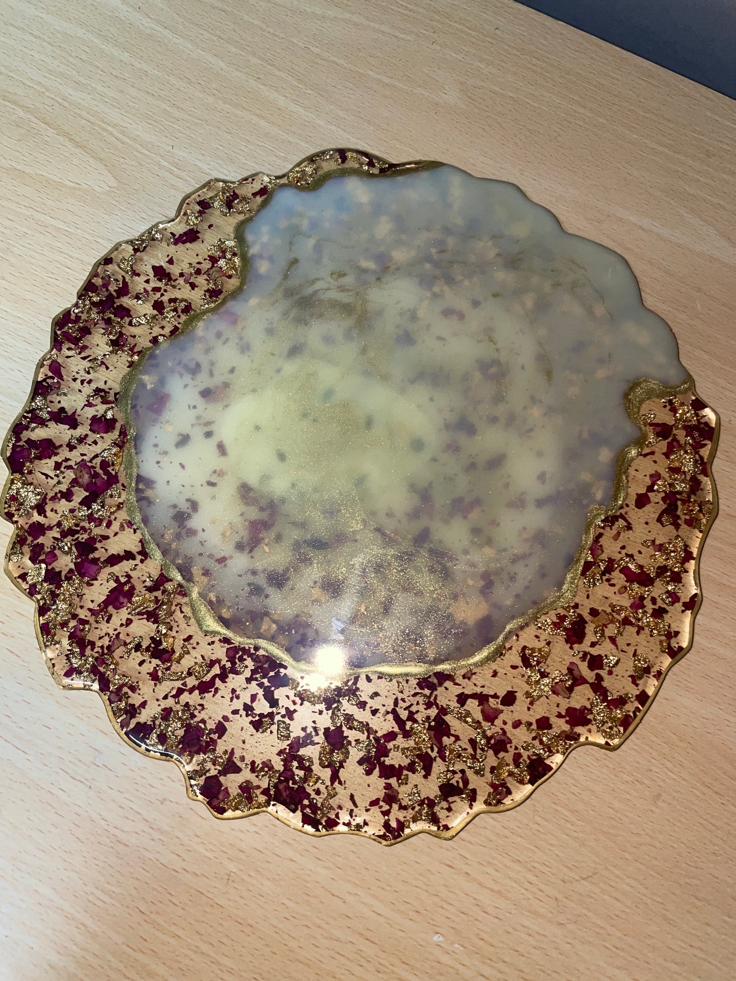 Clear, cream and gold, with rose petals and gold flakes - Round Resin Placemat