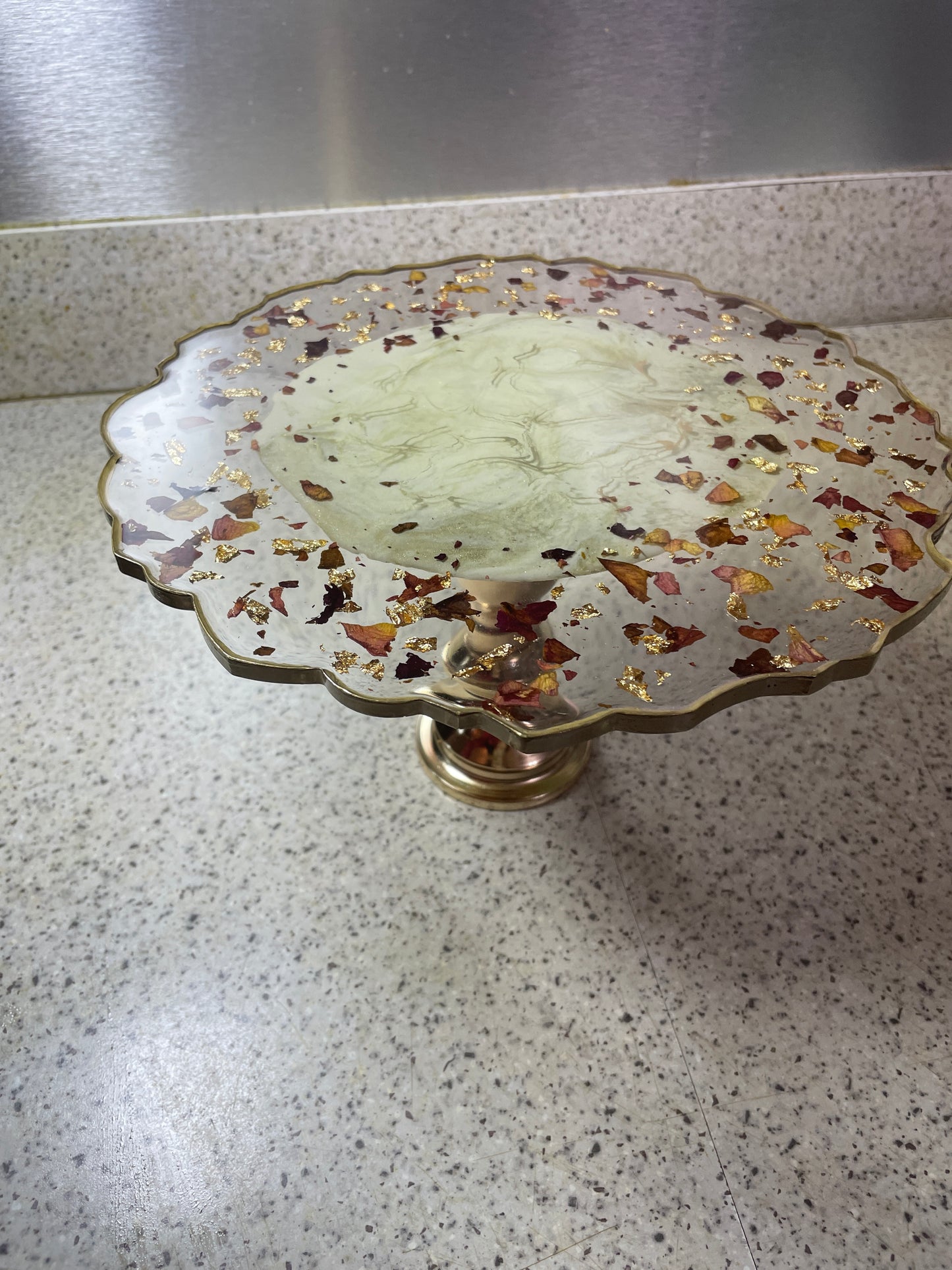 Cream, gold and clear, with rose petals and good flakes Irregular Round Pedestal Resin Cake Stand