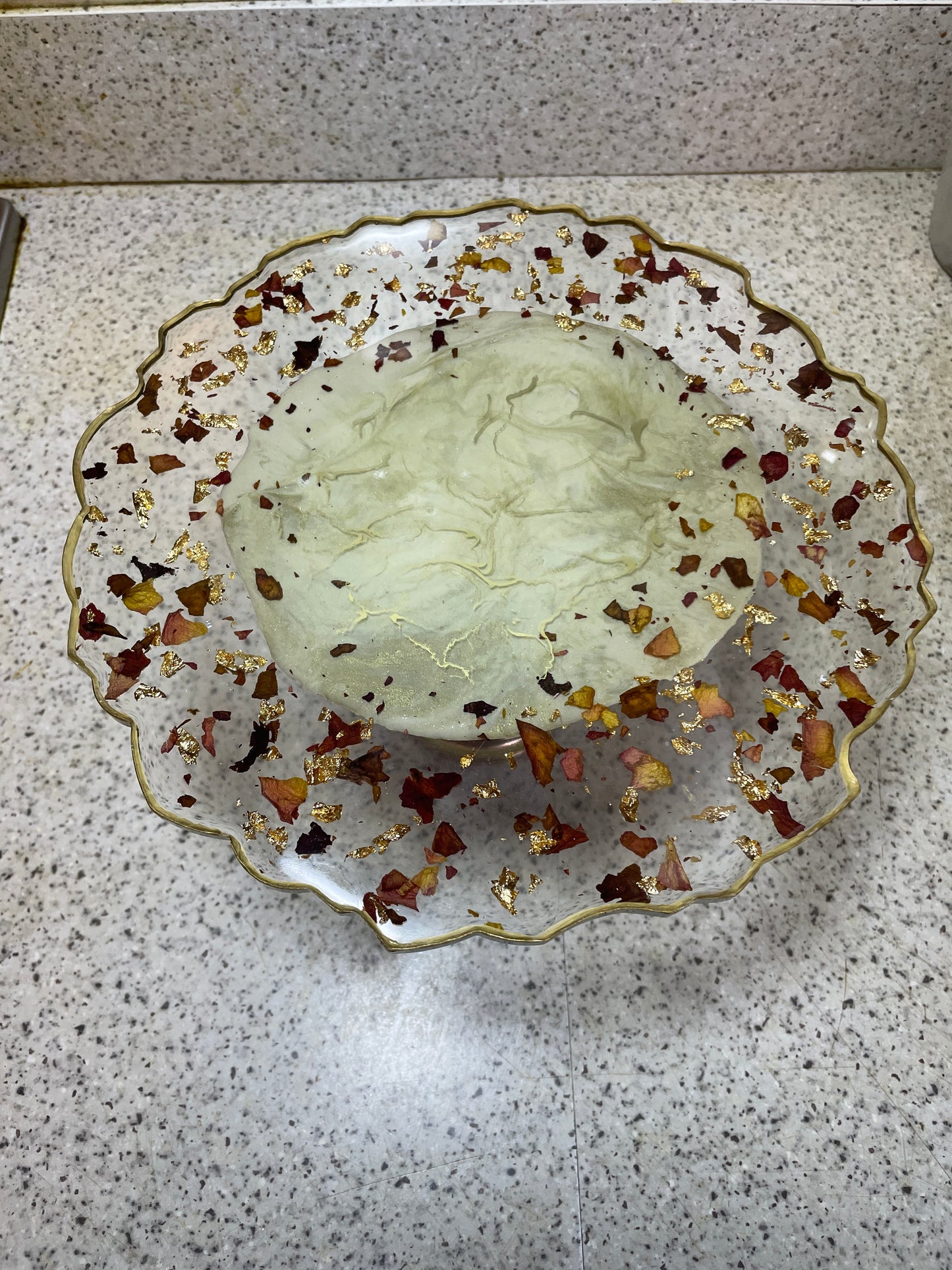 Cream, gold and clear, with rose petals and good flakes Irregular Round Pedestal Resin Cake Stand