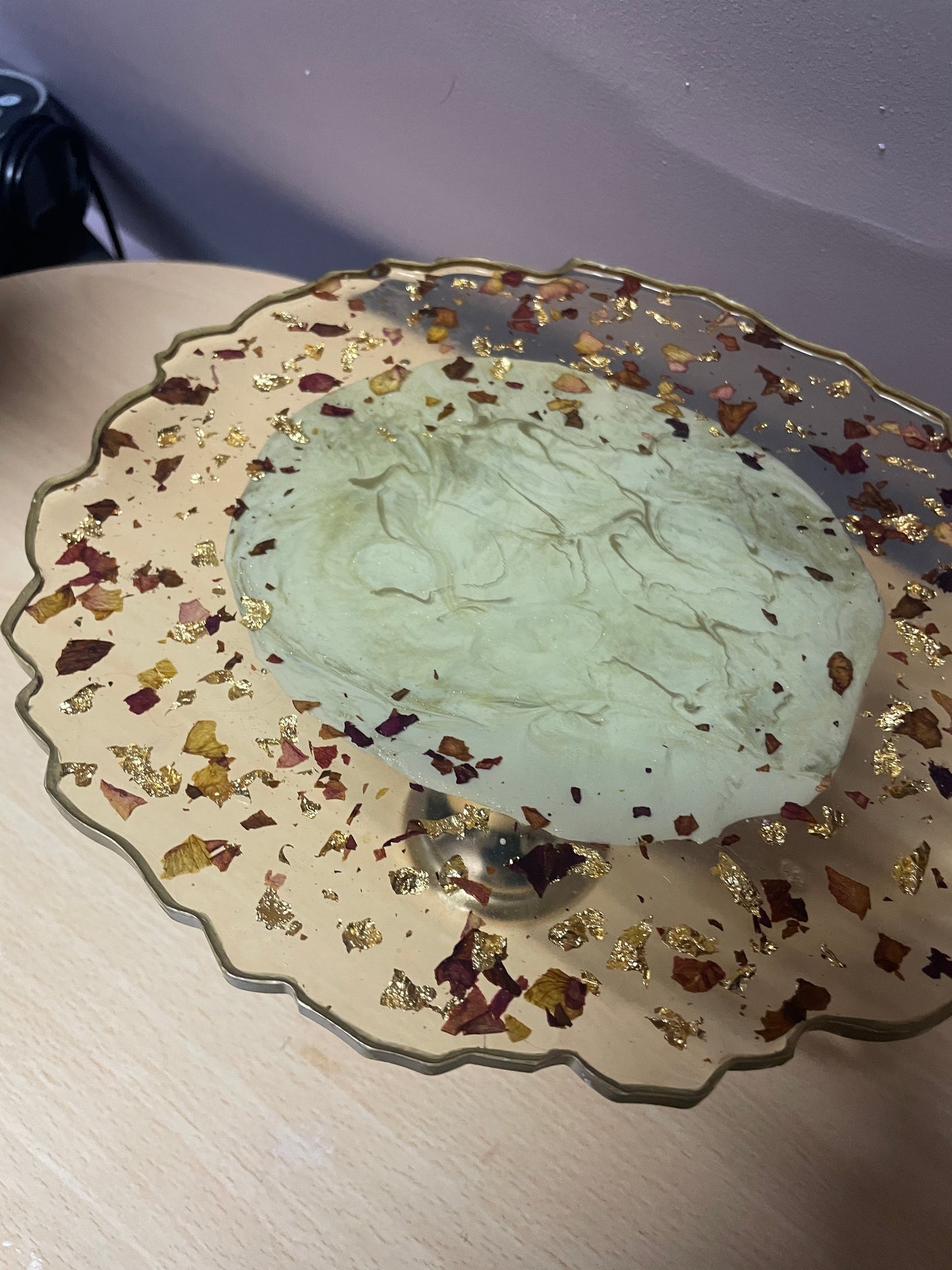 Cream, gold and clear, with rose petals and good flakes Irregular Round Pedestal Resin Cake Stand